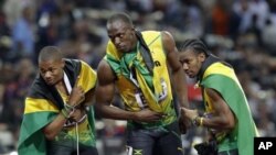 Usain Bulong, giữa, cùng đồng đội Warren Weir, trái, và Yohan Blake giành tất cả các huy chương vàng, bạc, và đồng trong bộ môn chạy đua 200 mét, London, 9/8/2012