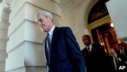 FILE - Former FBI Director Robert Mueller, the special counsel probing Russian interference in the Cựu Giám đốc FBI Robert Mueller, biện lý đặc biệt điều tra vụ Nga can thiệp bầu cử Mỹ 2016, rời Điện Capitol sau một cuộc họp kín (ảnh tư liệu ngày 21/6/2017).