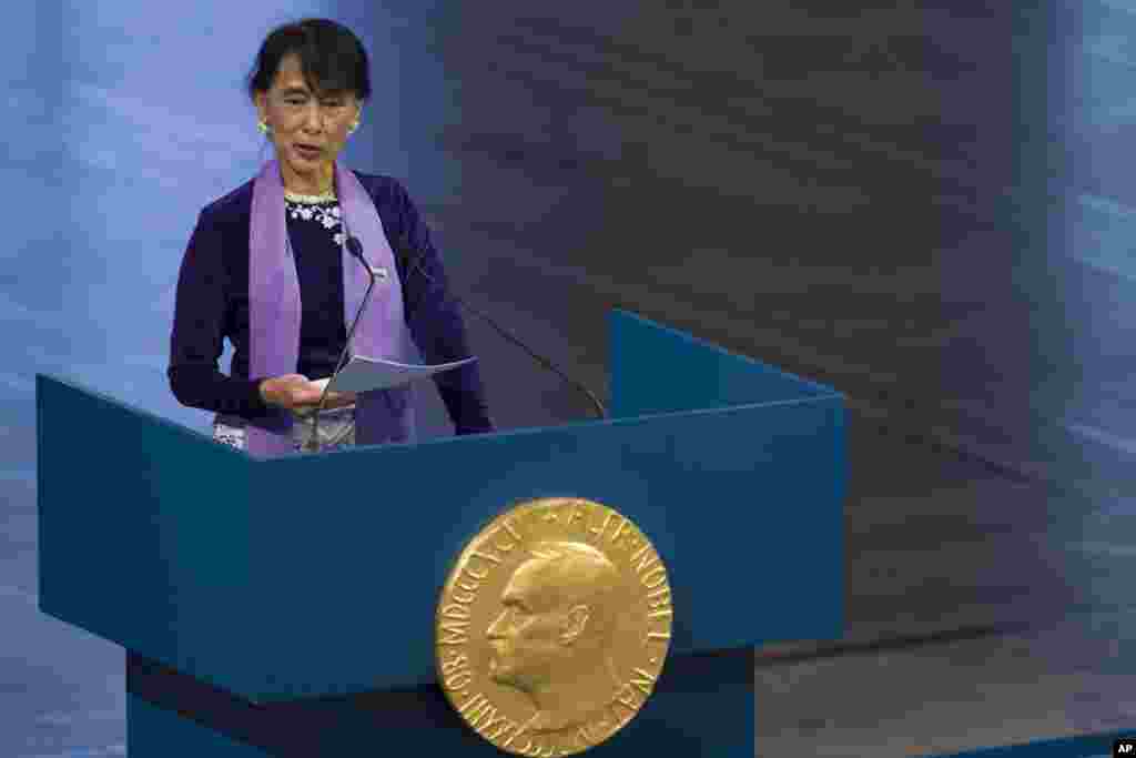 B&agrave; Aung San Suu Kyi cầm b&agrave;i diễn văn trong buổi n&oacute;i chuyện về Giải Nobel H&ograve;a b&igrave;nh tại t&ograve;a thị s&atilde;nh Oslo, ng&agrave;y 16 th&aacute;ng 6 năm 2010 