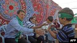 Ông Nael Barghouti (trái) một người Palestine bị giam tù ở Israel 33 năm vừa được trả tự do trong cuộc trao đổi tù nhân mới đây giữa Isael và Palestine, ngày 19 tháng 10, 2011.