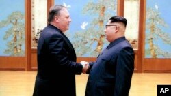 Trong bức ảnh này của Tòa Bạch Ốc, ông Mike Pompeo, lúc đó là Giám đốc CIA, bắt tay với lãnh tụ Triều Tiên Kim Jong Un ở Bình Nhưỡng. (White House via AP)