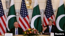 Ngoại trưởng Hoa Kỳ John Kerry (phải) và Cố vấn về Đối ngoại và An ninh Quốc gia của Pakistan Sartaj Aziz họp tại Bộ Ngoại giao Hoa Kỳ, 27/1/14