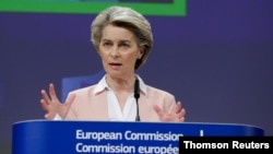 Bà Von der Leyen, người đứng đầu Ủy ban châu Âu họp báo vế kế hoạch ngăn chặn biến thể COVID-19. 