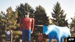 Tượng của anh thợ rừng Paul Bunyan và con bò xanh trung thành tên “Babe”