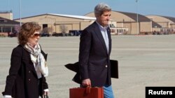 Ngoại trưởng Mỹ John Kerry và phu nhân Teresa Heinz Kerry đáp máy bay tại Căn cứ Không quân Andrews ở Maryland, ngày 6/4/2013. 