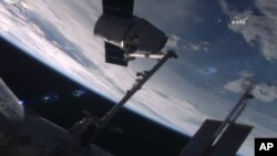 Phi thuyền chở hàng SpaceX Dragon lên tới Trạm Không gian Quốc tế, 20/7/2016.