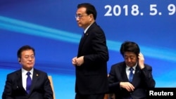 Thủ tướng Nhật Bản Shinzo Abe, Tổng thống Hàn Quốc Moon Jae-in và Thủ tướng Trung Quốc Li Keqiang tại Hội nghị thượng đỉnh kinh doanh Nhật-Trung-Hàn lần thứ 6 ở Tokyo hôm 9 tháng 5 năm 2018.