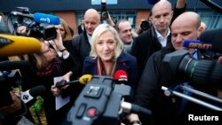 Bà Marine Le Pen, lãnh đạo đảng Mặt trận Quốc gia, nói chuyện với với các phóng viên khi bà rời khỏi một phòng phiếu ở khu vực Nord-Pas-de-Calais-Picardie, ngày 13/12/2015.