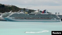 Tàu du lịch Carnival Dream bỏ neo trong cảng ở Sint Maarten, 14/3/13