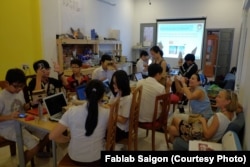 Fablab là một phần của mạng lưới toàn cầu gồm các phòng thí nghiệm mở cho phép nhiều người chế tạo các sản phẩm và phát minh.