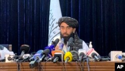 Phát ngôn viên của Taliban, Zabihullah Mujahid, trong cuộc họp báo đầu tiên ở Kabul vào ngày 17/8/2021.