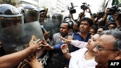 Cảnh sát Bangladesh đụng độ với người biểu tình ở Dhaka, ngày 7/2/2011