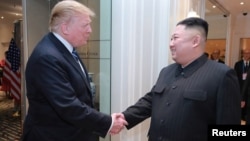 Tổng thống Trump và lãnh tụ Kim trong cuộc gặp ở Hà Nội.