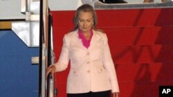 Ngoại trưởng Mỹ Hillary Rodham Clinton bước xuống sân bay Halim Perdanakusuma ở Jakarta, Indonesia, ngày 3/9/2012