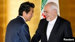 Thủ tướng Nhật Shinzo Abe bắt tay Ngoại trưởng Iran Mohammad Javad Zarif lúc bắt đâu cuộc họp song phương tại Yokohama, ngày 28/8/2019.