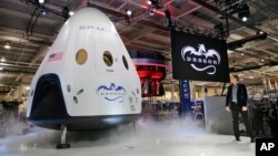 Элон Маск у пилотируемой версии корабля SpaceX Dragon V2. 29 мая 2014.