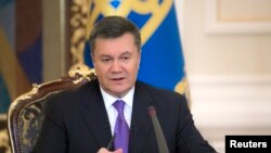 Lần cuối người ta trông thấy Tổng thống Ukraina bị lật đổ Yanukovych là ở Crimea, một khu vực thân Nga của Ukraina, tuy nhiên hiện không rõ ông Yanukovych đang ở đâu.
