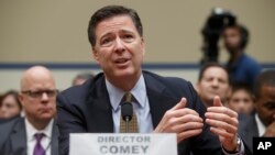 Giám đốc FBI James Comey làm chứng tại Điện Capitol ở Washington, ngày 7 tháng 7 năm 2016, trước Ủy ban Giám sát Hạ viện để biện hộ cho quyết định không khởi tố bà Hillary Clinton.