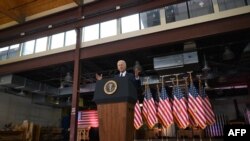 TT Joe Biden đọc diễn văn tại Pittsburgh, Pennsylvania, 31 tháng Ba, về kế hoạch chi 2 ngàn tỷ đô la nâng cấp hạ tầng cơ sở.