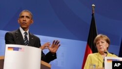 Tổng thống Mỹ Barack Obama phát biểu trong cuộc họp báo chung với Thủ tướng Đức Angela Merkel sau cuộc hội đàm ở Dinh Herrenhausen tại thành phố Hannover, miền bắc Đức, ngày 24 tháng 4, 2016.