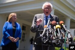 Thượng nghị sĩ Bernie Sanders và vợ, bà Jane Sanders, phát biểu với các nhà báo ở Tòa Bạch Ốc ngày 9/6/2016, sau cuộc gặp với Tổng thống Barack Obama.