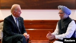 Phó Tổng thống Mỹ Joe Biden (trái) và Thủ tướng Ấn Ðộ Manmohan Singh tại New Delhi, ngày 23 tháng bảy năm 2013. 