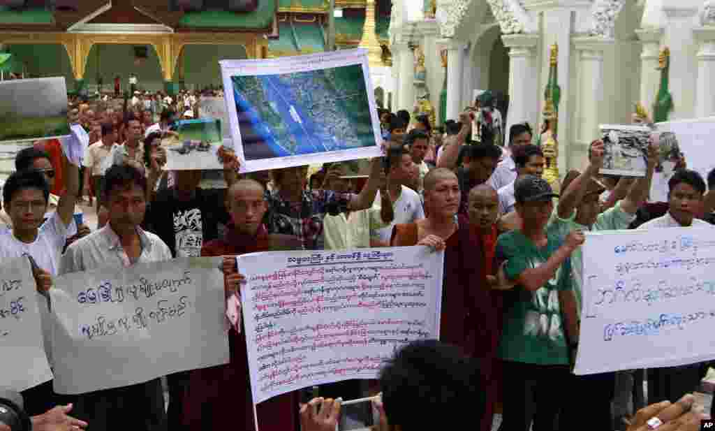 Các tu sĩ Phật giáo và người sắc tộc Rakhine cầu nguyện cho nạn nhân thiệt mạng trong các vụ đụng độ sắc tộc tại chùa Shwedagon ở Rangoon, Miến Điện, ngày 10/6/2012