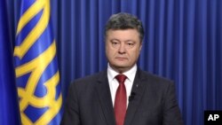 Tổng thống Ukraine Petro Poroshenko gọi cuộc bầu cử ở các vùng đòi ly khai là 'một trò hề diễn ra dưới sự đe dọa của xe tăng và đại bác'