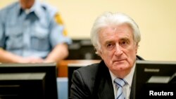 Cựu lãnh tụ Serbia tại Bosnia Radovan Karadzic ngồi trong tòa án của Tòa Hình sự Quốc tế Nam Tư cũ (ICTY) ở The Hague, Hà Lan, ngày 24 tháng 3 năm 2016.