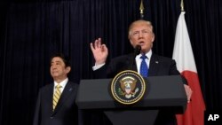 Tổng thống Hoa Kỳ Donald Trump phát biểu bên cạnh Thủ tướng Nhật Bản Shinzo Abe tại tư dinh của ông Trumo ở Palm Beach, Florida, ngày 11/02/2017.