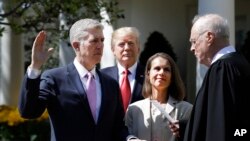 Ông Neil Gorsuch tuyên thệ nhậm chức Thẩm phán Liên bang trong một buổi lễ ở Vườn Hồng, Tòa Bạch Ốc, ngày 10/4/2017.