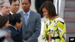 Đệ nhất phu nhân Mỹ Michelle Obama được các giới chức Nhật Bản tiếp đón tại phi trường quốc tế Haneda ở Tokyo, ngày 18/3/2015.