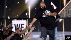 DJ Khaled giao lưu với khán giả tại diễn đàn WE Day California ở Inglewood, California.