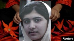 Hình nữ sinh 14 tuổi người Pakistan Malala Yousufzai trong một cuộc biểu tình ở Lahore