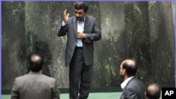 Tổng thống Iran Mahmoud Ahmadinejad ra điều trần trước Quốc hội Iran. Ðây là lần đầu tiên các nhà lập pháp Iran triệu tập một vị tổng thống để điều trần về các chính sách của mình
