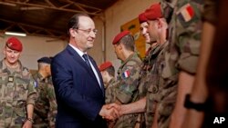 Tổng thống Pháp Francois Hollande chào hỏi các binh sĩ Pháp khi ông đến căn cứ quân sự của Pháp tại sân bay M'poko ở Bangui, Cộng hòa Trung Phi, 28/2/2014