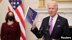 Tổng thống Joe Biden phát biểu về kế hoạch của chính quyền ông ứng phó với đại dịch COVID-19 trong một sự kiện tại Nhà Trắng ở Washington, ngày 21 tháng 1, 2021.