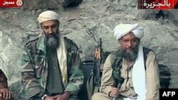 Osama bin Laden và Ayman al-Zawahri (hình chụp tháng 10/2001)