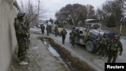 Binh sĩ Afghanistan đứng gác gần lãnh sự quán Ấn Độ ở Mazar-i-Sharif, Afghanistan, ngày 4/1/2016.