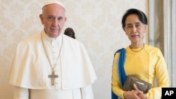 Giáo hoàng Francis và bà Aung San Suu Kyi trong cuộc gặp ở Vatican hồi tháng Năm năm nay.