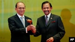 Quốc vương Brunei Hassanal Bolkiah trao chiếc búa gỗ cho Tổng thống Miến Điện Thein Sein, biểu trưng cho việc chuyển giao chức chủ tịch luân phiên cho Miến Điện, vào lúc bế mạc Hội nghị ASEAN, 10/10/13