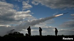 Quân Ukraine bắn rocket về phía quân Nga gần chiến tuyến ở vùng Zaporizhzhia.