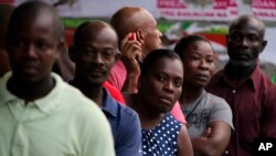 Moun ki kanpe nan liy pou vote nan eleksyon yo nan Petion-Ville nan Pòtoprens, Ayiti, 20 novanm, 2016.