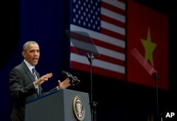 Tổng thống Obama đọc diễn văn tại Trung tâm Hội nghị Quốc gia ở Hà Nội trước hơn 2.000 người. Ông tiếp tục đề cập đến vấn đề rất nhạy cảm là nhân quyền.