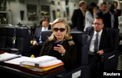 Ngoại trưởng Hillary Clinton kiểm tra email trên điện thoại trước khi khởi hành trong chuyến công du đến Tripoli, Libya, ngày 18/10/2011.