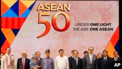 Singapore sẽ là chủ tịch luân phiên ASEAN vào năm sau và Trung Quốc đang muốn gây áp lực để Singapore "lèo lái" ASEAN đồng thuận với nước này trong các vấn đề về biển Đông.