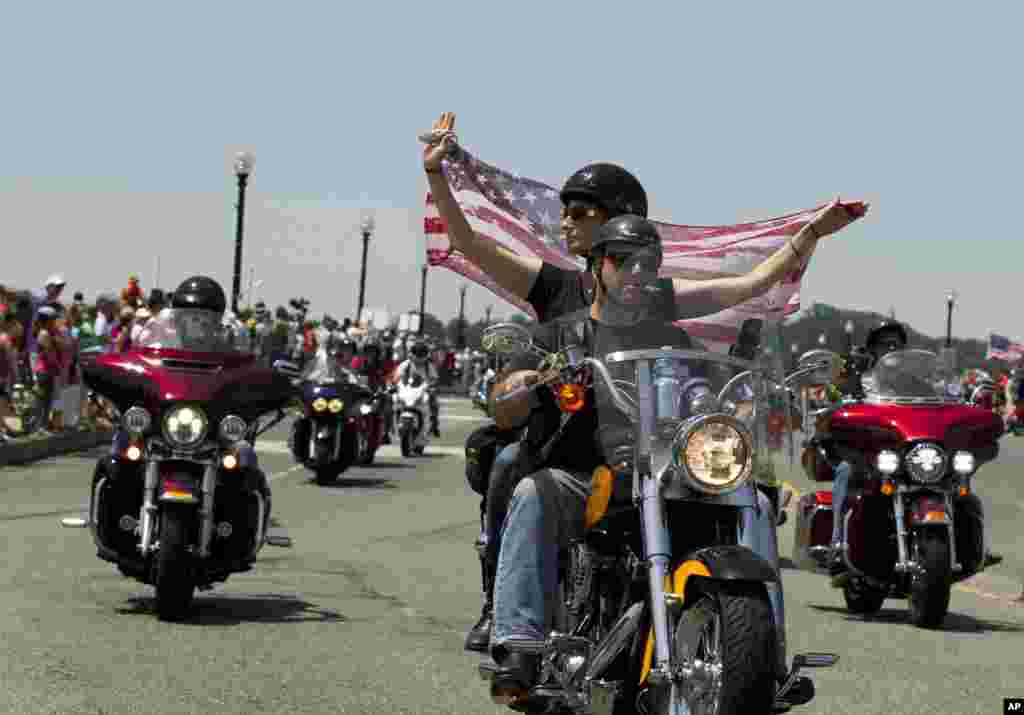 Cuộc diễu hành Rolling Thunder ngang thủ đô Washington kêu gọi sự chú ý đến tù binh chiến tranh và những người mất tích trong khi thi hành nhiệm vụ.