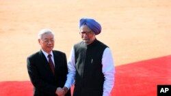 Thủ tướng Ấn Độ Manmohan Singh (phải) tiếp Tổng bí thư Đảng Cộng sản Việt Nam Nguyễn Phú Trọng khi ông đến thăm Ấn Độ, 20/11/13