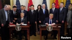 Phó Thủ tướng Trung Quốc Lưu Hạc và Tổng thống Mỹ Donald Trump ký "Giai đoạn 1" thỏa thuận thương mại Mỹ-Trung tại Tòa Bạch Ốc ngày 15/1/2020. 