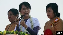 Lãnh tụ dân chủ Aung San Suu Kyi phát biểu trước các ủng hộ viên tại Rangoon, ngày 11/2/2012